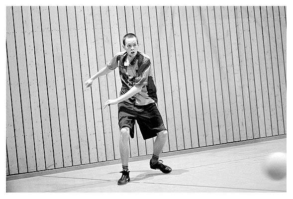 Sonntagskickern 2004. Janni tr&auml;gt den Ball vors Tor.