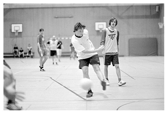 Sonntagskickern 2004. J&ouml;rg schie&szlig;t. Lutz geht (obwohl er sonst eher seine Pferdelunge spazierenrennt). 