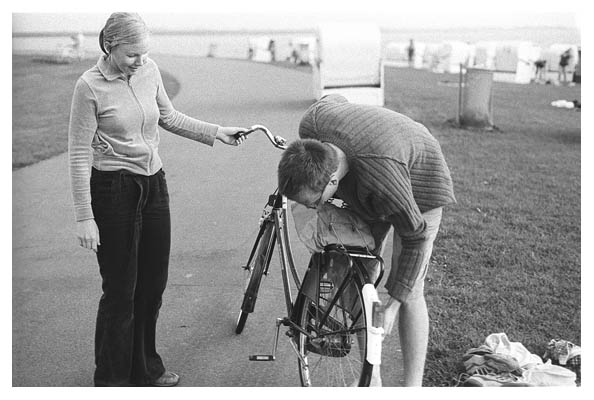 Stepanie und Benni mit einem bockigen Rad. Am Dockkoog. 2002.