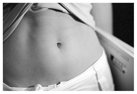 Braungebrannter Bauch mit Ehemaligenschrift. 2003.