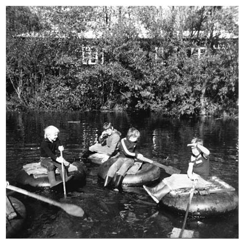 Helmut, Ralf, Thomas, Joachim auf dem Teich. 1978.