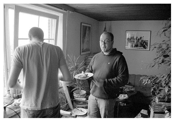 Tobi mi&szlig;t noch einmal die Temperatur des Fleisches, Gubatz freut sich schon sehr. 2002.