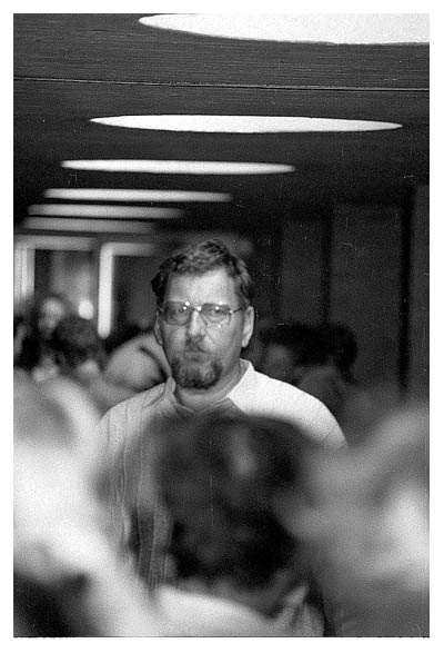 Im Gang zur Pausenhalle. 1989.