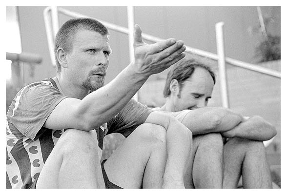 Wirjan preist noch mal die Leistungen der anderen, Yogi h&ouml;rt ersch&ouml;pft zu. 2003.