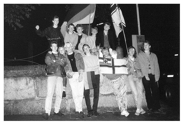 Weltmeister Axel, Weltmeister Sascha, Weltmeister Christoph, Weltmeister Malte, Weltmeister Larsen, unten Weltmeister Thomas, Weltmeisterschnitte, Weltmeister Oke, Weltmeister Fiede, Weltmeister Jan, Weltmeister Arne, Weltmeister Bernd. 1990. Nach der Marktplatzparty.