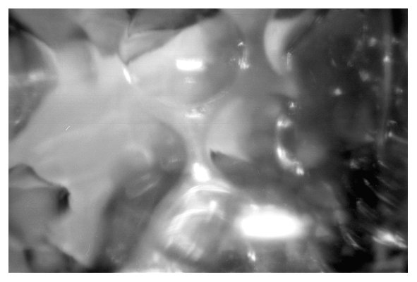 Blick auf den Tresen durch ein Liter Bier. Mit einer kleinen Unterwasserkamera. 2000.