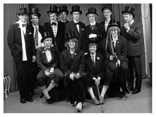 Abi 1982 ging brav zum Fotografen. Links unten &uuml;brigens meine Cousine Andrea Hansen. 1982.