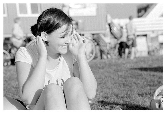 Agata am&uuml;siert sich. 2004. &Uuml;ber Phuoc und Farina &uuml;brigens.