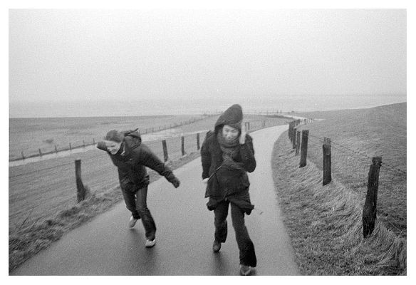 Aimee und Finja beim Versuch den Dockkoog zu verlassen. 2005.