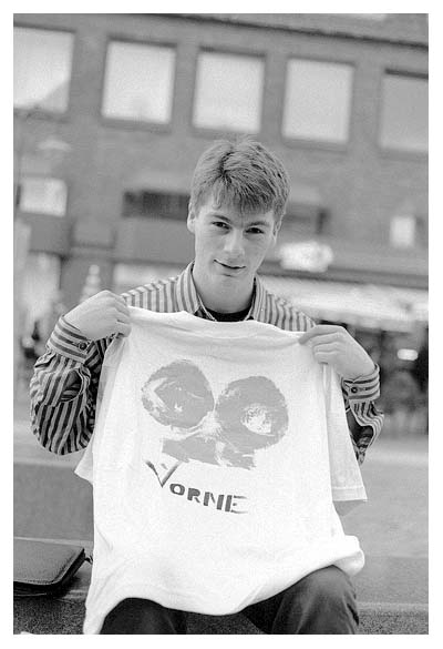 Benni pr&auml;sentiert sein Geschenk. 1997.