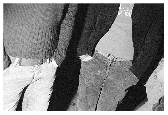 Ich fand eine Reihe junger Damen alle mit H&auml;nden in den Taschen am&uuml;sant. 2005.