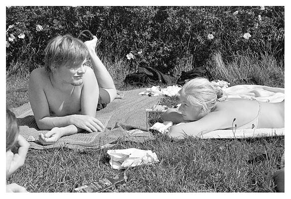 Christian und Wiebke auf der hinteren Liegewiese. 2004.