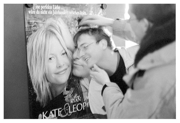 Im Husumer Kino 2002. Oke schiebt Florian in die richtige Position.