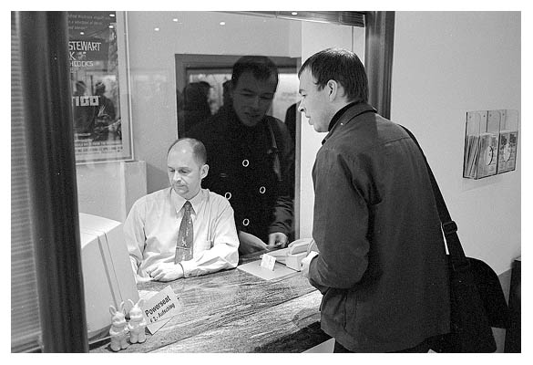 Hartung jr. sucht noch ein paar Pl&auml;tze f&uuml;r uns. Foto: Gr&uuml;nberg 2004.