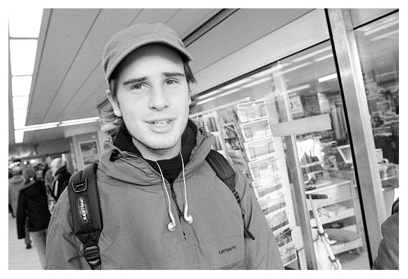 Henry tr&auml;gt die alte Landserm&uuml;tze meine Opas auf. 2004.