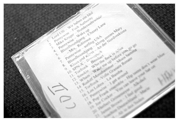 Der CD-Beschrifter berichtete nachher, da&szlig; sein Brennprogramm diese Daten einfach eingef&uuml;gt hatte und da&szlig; die Informationen &uuml;ber Mrs Robinson einfach nicht in der mp3-Datei gespeichert waren. 2004.