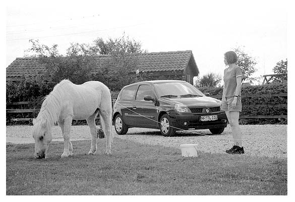 Lolita, ein Clio und Anja. Das Band dazwischen ist wirklich die Absperrung. Ja. Wirklich! 2004.