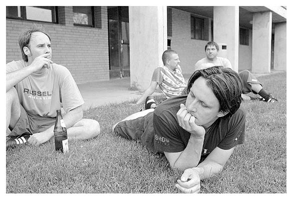Yogi, Wirjan, Ralf und Mario in einer Pause beim Montagskickern. 2003.