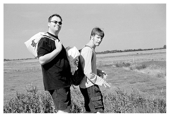 Vom Dockkoog kurz nach Hause um gleich abends in die Blockh&uuml;tte zu gehen. Oke und Arne 2003.