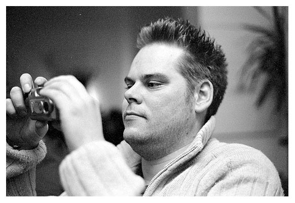 Auf Mones Geburtstag. Remco &uuml;berpr&uuml;ft die Ergebnisse. 2003.