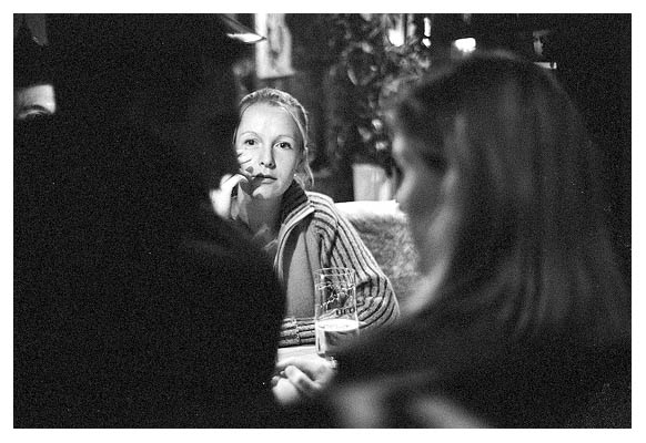 Sandra staunt w&auml;hrend sich Iris Dinge und Sachen anh&ouml;ren mu&szlig;. 2003.