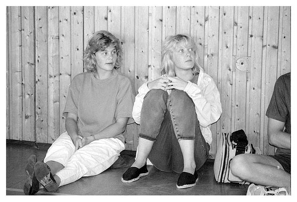 Schulfest 1989. Astrid und Linda schauen sich ein Volleyballspiel an der HTS an. 1989.