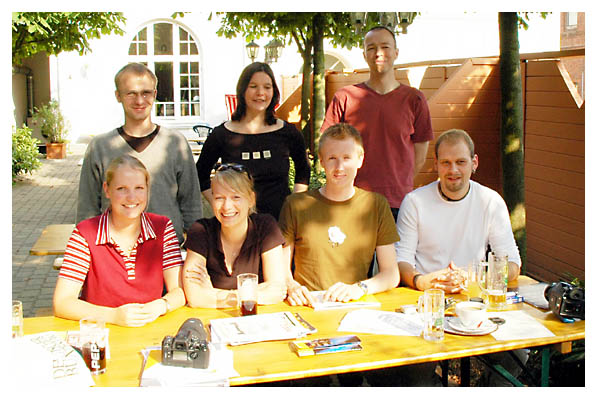 Oben der neue Schatzmeister Arne Strasser, Mone Petersen, Thomas Lorenzen. Unten: Linda Zimmermann, Yvonne Martensen, J&ouml;rn Michael Klein und Jens Paulsen. 2004.
