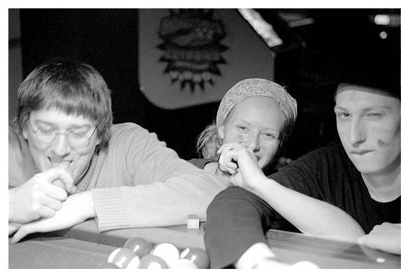 Tobi, Jenny und Niels am Blockh&uuml;ttenbillardtisch 2004.