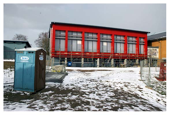 Noch im Winter eine Zierde. Links der neue Haupttrakt. 2005.