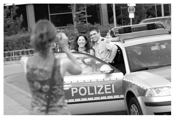 Susi fotografiert ihre australische Freundin mit dem Absperrpolizisten des TSS in Concerts. 2006.