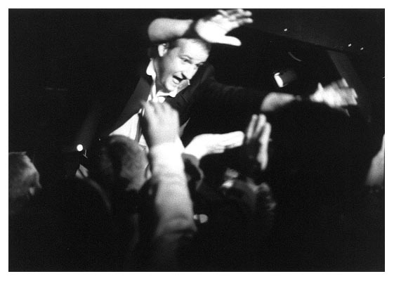 Nach Aufforderung fangen ein paar Besucher den Kurt beim Diven ab. Das Foto macht nat&uuml;rlich mehr her.