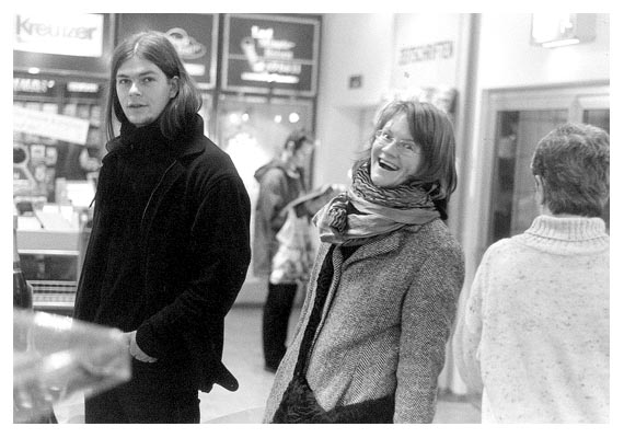 Bei Karstadt. Manuel und Mirjam. 2001.