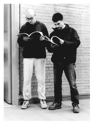 Marcus & Benni beim Studieren der neuen Ehemaligenschrift beim VIII. Cup. 1999