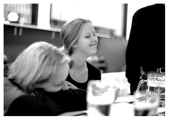 Martina 2000. Ruhm und Ehre. Links niedergeschlagen: Yvonne.