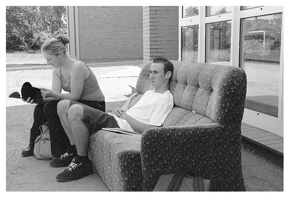 Schulle wei&szlig; sommerliche Kreativit&auml;t durchaus zu sch&auml;tzen. Martje bl&auml;ttert lieber in der Ehemaligenschrift. 2001.