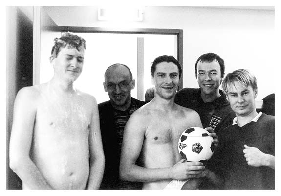 Tobi wurde noch schnell aus der Dusch geholt und beult seinen Bauch aus, Dirk freut sich, Sven C. l&auml;uft immer so rum, Thomas lebt trotz England-Trikot und Axel f&uuml;llt sich das Herz mit Stolz. 2001. Foto: Schmitz