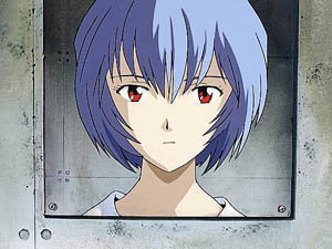 Rei blickt in den Spiegel und fragt sich wer sie ist.