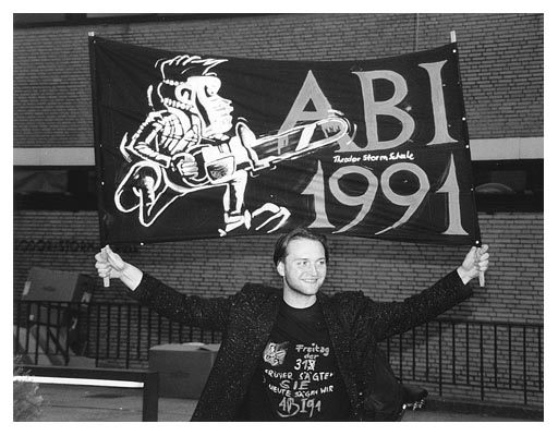 Die Fahne wurde nicht einmal zwei Wochen sp&auml;ter auf einer Abifete geklaut. Dem Schuft drohen noch heute heftigste Knieamputationen.