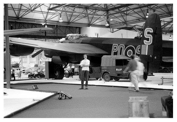 Vorne liegen noch Taschen. Im Hintergrund der Mann und sein Flugzeug. 1990.