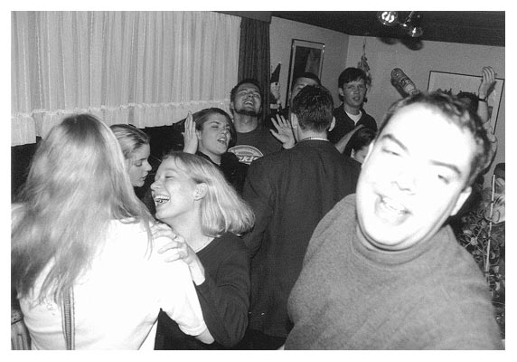 v.l.n.r. Inga Levsen, Inga Krieger, Yvonne, Katja, Axel, x, Ralf, Totti, Oke und dahinter (an Handbewegung und PET zu erkennen) der K&auml;ptn. 1997