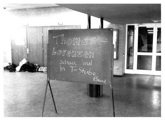 Pausentafel. Ein Werk von Benni Stolz. 1996.