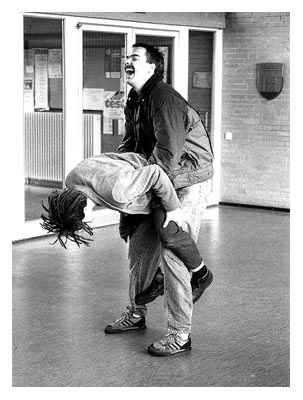 Ricco und Oke in der Pausenhalle. 1990.