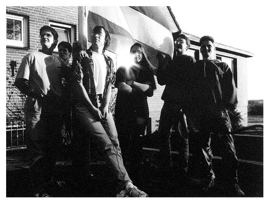 First Generation. Olli, Tamara, Han, Momke, Flo, Frank. Vor einem Haus in Ohrstedt. Als Redaktion der Custos I.