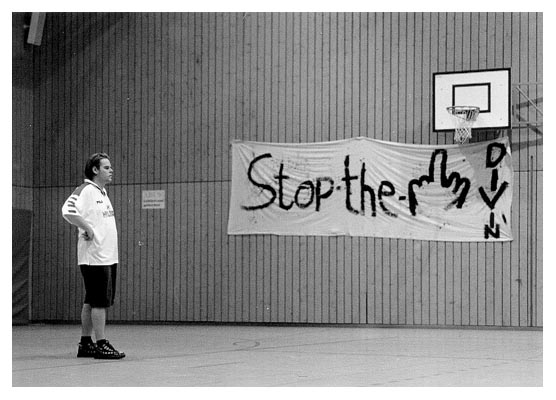 VII. Cup. 1998. Vor einem Plakat Florians erwartet Remco den n&auml;chsten Angriff.