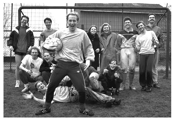 Ohrstedt 1992. Gunter vorne, Jan liegend, Bernd, Christoph, der verdeckte Olli, Sascha und in der hinteren Reihe: Thomas, Sven C., Christiane, Sonja, Sex, Arne, Oke. Es war sch&ouml;n im Schlamm.