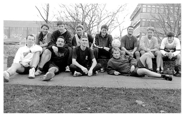 Oben: Sven C., Totti, Ove, Tobi, der Ball, Larsen, Okke, Arne. Unten: Thomas, Hajo, Mike, Axel. 2002.