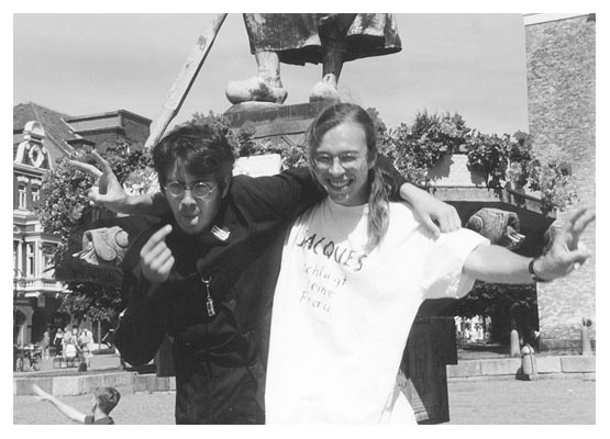 Auf dem Marktplatz. Nicht zu sehen sind Conny, Larsen und Bernd. 1997.