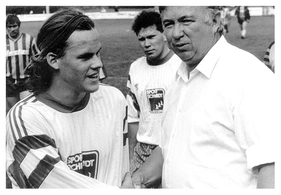 Vermutlich gibt es wieder was f&uuml;r die Mannschaftskasse: Sascha Behrens und Hermann Lorenzen. 1994.