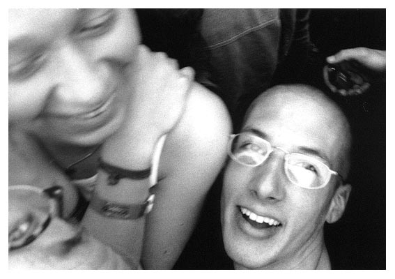 Im Getummel der zweiten Reihe beim Cardigans-Konzert. Yvonne, Marcus und Balthazar. 1997.