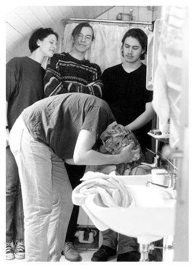 Kay freut sich über sein neues Shampoo, das nicht in den Augen brennt. Hinten freuen sich Conny, Thomas und Roland (der das ungern zeigt).